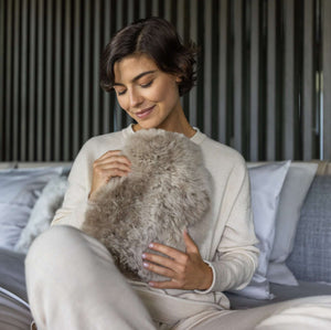 Wärmflasche CALMO Luxus Geschenk in edler Geschenkverpackung in unterschiedlichen Größen und Varianten. Wärmflaschenbezug aus Alpaka