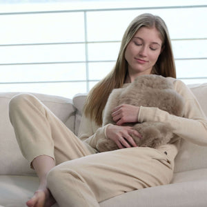 Wärmflasche CALMO Luxus Geschenk in edler Geschenkverpackung in unterschiedlichen Größen und Varianten. Wärmflaschenbezug aus Alpaka