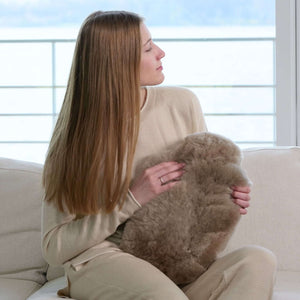 Wärmflasche CALMO Luxus Geschenk in edler Geschenkverpackung in unterschiedlichen Größen und Varianten. Wärmflaschenbezug aus Alpaka