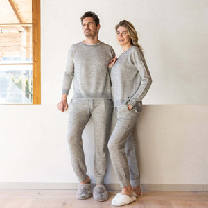 Frau und Mann tragen Loungewear AMARO und AGATA aus Alpakawolle