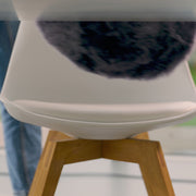 Rundes Sitzkissen ASIENTO aus Alpaka liegt auf einem Esszimmerstuhl