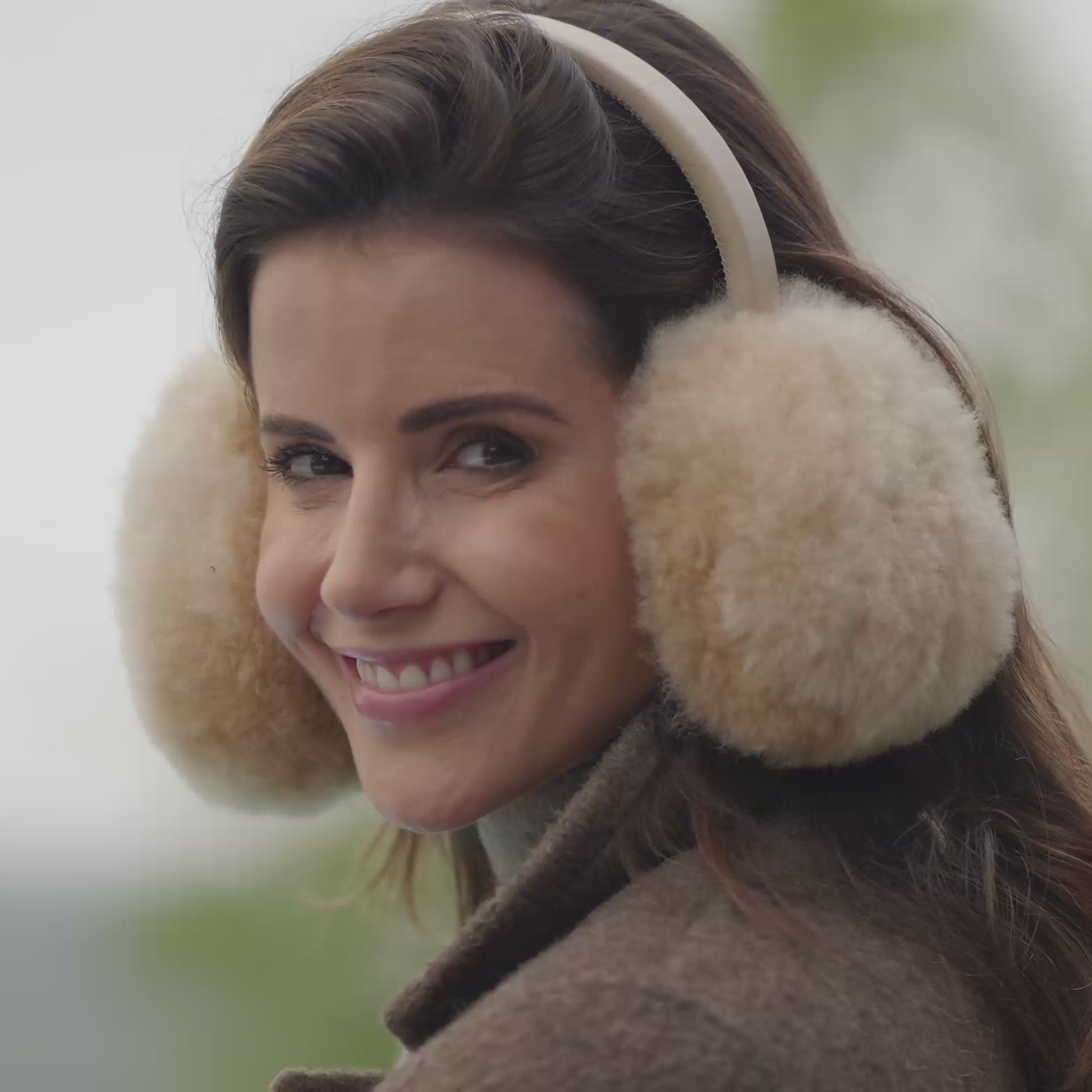 Frau im freien trägt Ohrenwärmer OLMO aus Alpaka