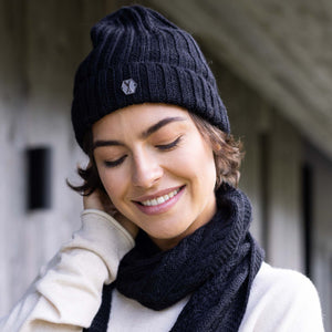 Frau trägt Mütze VICENTE aus Alpakawolle