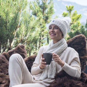 Wärmende Mütze VICENTE aus Alpakawolle mit Bommel. Warm und Flauschig