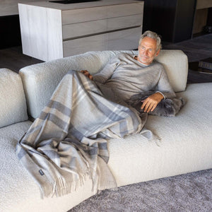 Mann zugedeckt mit Plaid CARA aus Alpakawolle kariert