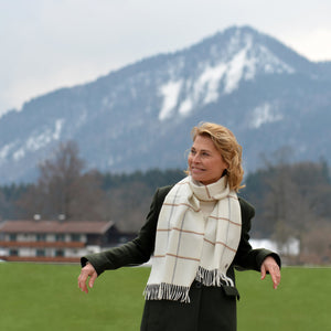 Frau trägt Schal CARA aus Alpakawolle kariert